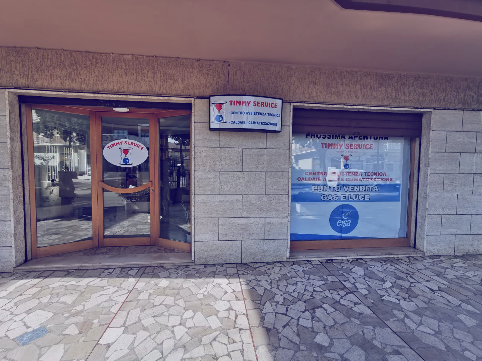 L'ingresso della sede Timmy Service in Via D'Annunzio, Pineto